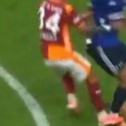 Eski hakemler yorumladı! Kırmızı kart beklemişlerdi, faul verilmedi