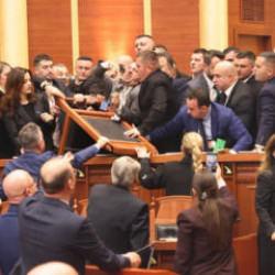 Avrupa &uuml;lkesinde 'evlere şenlik' oturum: K&uuml;rs&uuml;de meşale, başkana pet şişe...