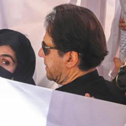 Pakistan'da eski Başbakan ve eşine 17 yıl hapis cezası!