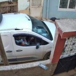 Aracından inmeden kargoyu bah&ccedil;eye fırlattığı anlar kamerada