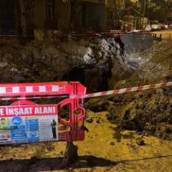 İstanbul'un g&ouml;beğinde akılalmaz ihmal! Yol &ccedil;&ouml;kt&uuml;, iş&ccedil;i son anda kurtarıldı 
