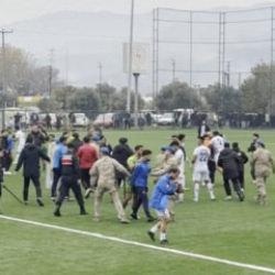 Aydın'da futbolcular ma&ccedil;ı bırakıp tekme tokat kavga etti