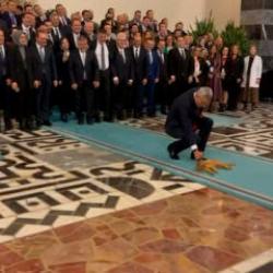 Bakan Memişoğlu ve ekibini g&uuml;l&uuml;mseten davetsiz misafir kamerada