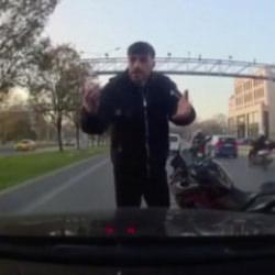 Bakırk&ouml;y&rsquo;de s&uuml;r&uuml;c&uuml;s&uuml; korna &ccedil;aldığı i&ccedil;in otomobili tekmediler