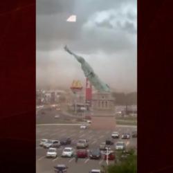 Brezilya'da şiddetli r&uuml;zgarın ardından replika &Ouml;zg&uuml;rl&uuml;k Heykeli devrildi.