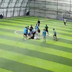 Burdur&rsquo;da halı sahada yumruklu-tekmeli kavga