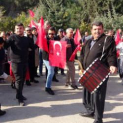 CHP'den istifa eden vekil memleketinde coşkuyla karşılandı! &Ouml;zg&uuml;r &Ouml;zel'e ağır s&ouml;zler