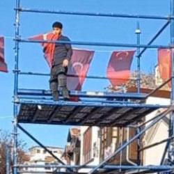 Edirne'de iş&ccedil;ilerin T&uuml;rk bayrağı hassasiyeti: &Ouml;perek kaldırdı