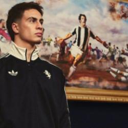 Efsane futbolcu i&ccedil;in hazırlanan &ouml;zel formayı Kenan Yıldız'la tanıttılar