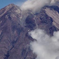  Endonezya'da Semeru Yanardağı alarmı! &Uuml;st &uuml;ste 6 kez patladı