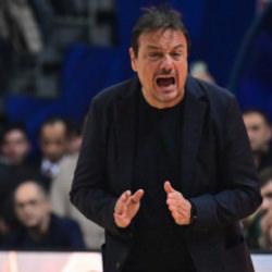 Ergin Ataman'dan Fenerbah&ccedil;e taraftarlarına olay tepki! "10 bin eğitimsiz taraftar"