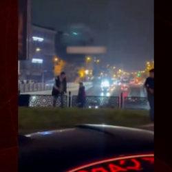 Esenyurt'ta &ccedil;ocukların tehlikeli oyunu! Ara&ccedil;ları taş yağmuruna tuttular!