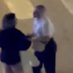 Esenyurt&rsquo;ta kadınların sa&ccedil; sa&ccedil;a baş başa taksi parası kavgası: &lsquo;Aptal&rsquo;