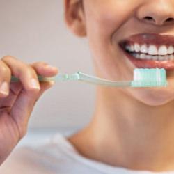 Evde doğal yollarla diş beyazlatma y&ouml;ntemleri