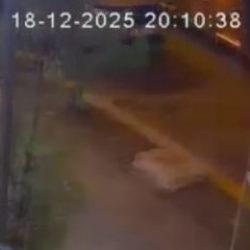 Ey&uuml;psultan'da İETT şof&ouml;r&uuml;n&uuml;n tartıştığı bisikletliye &ccedil;arpıp ka&ccedil;ması kamerada