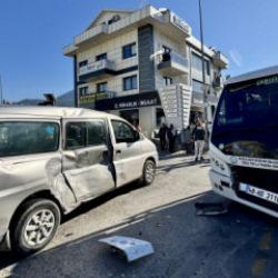 Korkutan kaza! Yaralılar arasında &ouml;ğrenciler de var