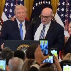 Fox News Sunucusu Levin, Trump'a sarılarak: İlk Yahudi Başkan" ilan etti