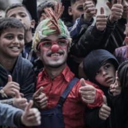 Gazzeli palya&ccedil;o, acısına rağmen &ccedil;ocukları g&uuml;ld&uuml;r&uuml;yor