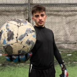 Gen&ccedil; kaleci &uuml;niversite masrafını halı sahada &ccedil;ıkarıyor