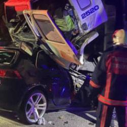 Giresun&rsquo;da otomobille tır kafa kafaya &ccedil;arpıştı: 3 &ouml;l&uuml;, 1 yaralı