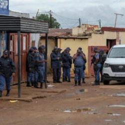 G&uuml;ney Afrika'da kan donduran vahşet! 12 cani kurşun yağdırdı: 9 &ouml;l&uuml;