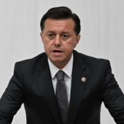 AK Partili Hatipoğlu'ndan &Ouml;zg&uuml;r &Ouml;zel'e sert tepki: Mezar başında rakı i&ccedil;mek rezalettir