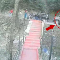 Hindistan'da korku dolu anlar: Geri kayan ara&ccedil;tan can havliyle atladılar