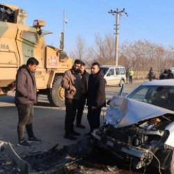 Iğdır-Halfeli yolunda otomobil ile kamyon kafa kafaya &ccedil;arpıştı