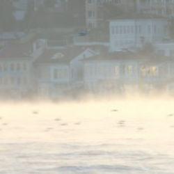 İstanbul Boğazı'nda ilgin&ccedil; g&ouml;r&uuml;nt&uuml;: Denizden buhar y&uuml;kseldi