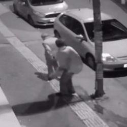 İstanbul'da dehşet: Gen&ccedil; kadın, yaşlı adamı sokak ortasında d&ouml;vd&uuml;