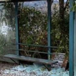 Otob&uuml;s duraklarının camlarını airsoft tabancayla kırmışlar