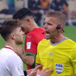 İsve&ccedil;li hakemden &Uuml;rd&uuml;nl&uuml; oyuncuya: ''Vallahi faul var''