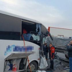 Kayseri OSB'de can pazarı! İş&ccedil;i servisi TIR&rsquo;a &ccedil;arptı: 22 yaralı