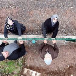 Kayseri'de bir mahalle tel &ouml;rg&uuml;yle ikiye b&ouml;l&uuml;nd&uuml;! B&ouml;lge halkı şaşkın