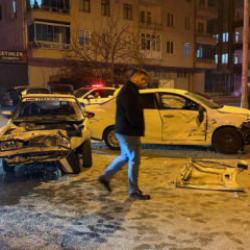 Kayseri&rsquo;de iki otomobil &ccedil;arpıştı: Savrulan ara&ccedil;lardan biri yayalara &ccedil;arptı