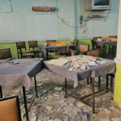 Kıraathanede tavandan kopan sıva par&ccedil;aları m&uuml;şterilerin &uuml;zerine d&uuml;şt&uuml;: 2 yaralı