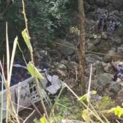 Kolombiya'da katliam gibi kaza! 20 metrelik u&ccedil;uruma yuvarlandı: 16 &ouml;l&uuml;