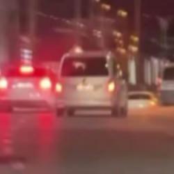 Makas atarak trafikte tehlike sa&ccedil;tı: Kazadan kıl payı kurtuldu
