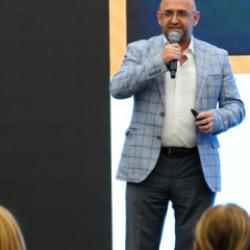 Makinanın y&ouml;nettiği bir d&uuml;nyada insan kalabilmek!