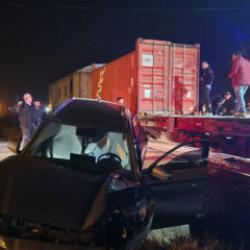 Malatya'da y&uuml;k treni otomobile &ccedil;arptı: 5 yaralı