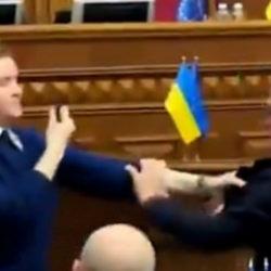 Mecliste  tansiyon y&uuml;kseldi: Ukraynalı milletvekilleri birbirine girdi