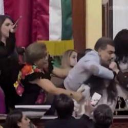 Meksika kongresinde milletvekilleri arasında kavga &ccedil;ıktı