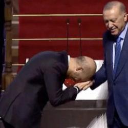 &Ouml;d&uuml;l t&ouml;reninde babasının elini &ouml;pen Bilal Erdoğan, o anları anlattı