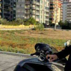 Otomobil ile &ccedil;arpışan motosikletin s&uuml;r&uuml;c&uuml;s&uuml; &ouml;ld&uuml;