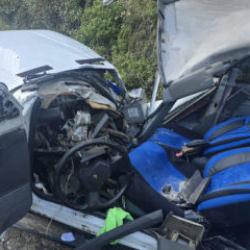 Otomobile kaya d&uuml;şt&uuml;! 5 kişi yaralandı