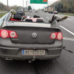 Otoyolda otomobil &ccedil;ekiciye &ccedil;arptı: &Ouml;l&uuml; ve yaralı var