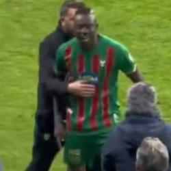 Oyundan alınınca &ccedil;ılgına d&ouml;nd&uuml;! Kendi hocasına saldırdı