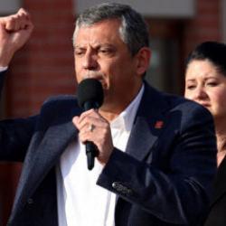 &Ouml;zg&uuml;r &Ouml;zel Yunanistan'ı &ouml;vd&uuml;, T&uuml;rkiye'yi eleştirdi! Kendi se&ccedil;meni bile tepki g&ouml;sterdi