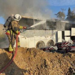 Park halindeki yolcu otob&uuml;s&uuml; alevlere teslim oldu