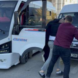 PTT kargo aracı ile dolmuş şof&ouml;r&uuml;n&uuml;n trafikte 'oğlum' kavgası